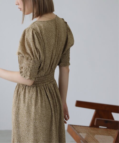 RAY CASSIN（レイカズン）の「シャーリングリーフワンピース（ワンピース・レディース・オフホワイト/ブラック/カーキ・FREE）」の8枚目の写真