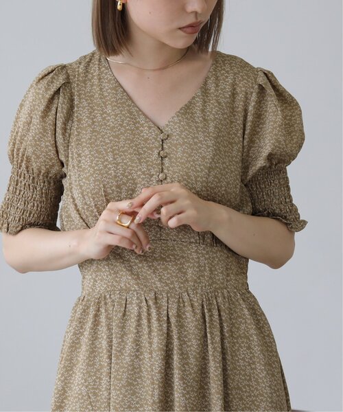 RAY CASSIN（レイカズン）の「シャーリングリーフワンピース（ワンピース・レディース・オフホワイト/ブラック/カーキ・FREE）」の9枚目の写真