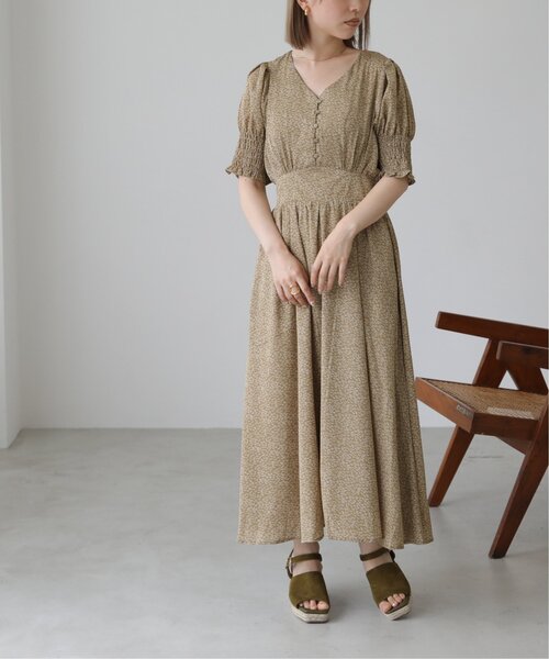 RAY CASSIN（レイカズン）の「シャーリングリーフワンピース（ワンピース・レディース・オフホワイト/ブラック/カーキ・FREE）」の10枚目の写真