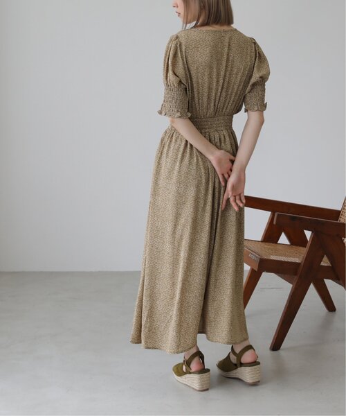 RAY CASSIN（レイカズン）の「シャーリングリーフワンピース（ワンピース・レディース・オフホワイト/ブラック/カーキ・FREE）」の11枚目の写真