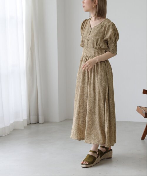 RAY CASSIN（レイカズン）の「シャーリングリーフワンピース（ワンピース・レディース・オフホワイト/ブラック/カーキ・FREE）」の13枚目の写真