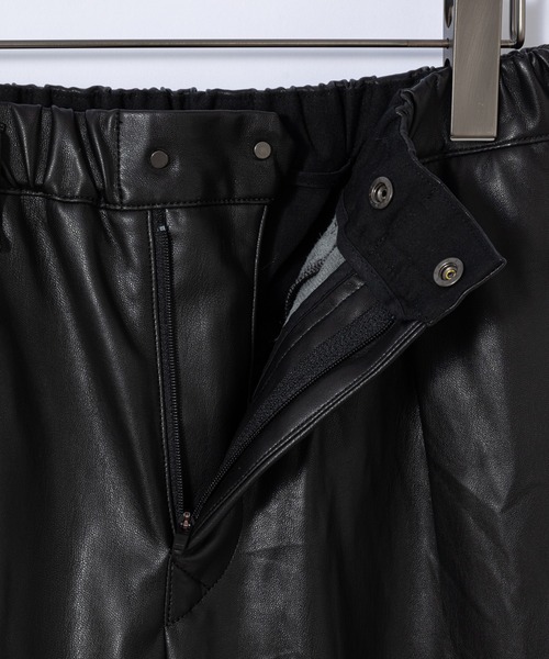 Curly（カーリー）の「＃【CURLY&Co./カーリー】REGENCY EZ TROUSERS "Synthetic leather"/シンセティックレザーイージートラウザーパンツ（その他パンツ・メンズ・ブラック・1/2）」の8枚目の写真