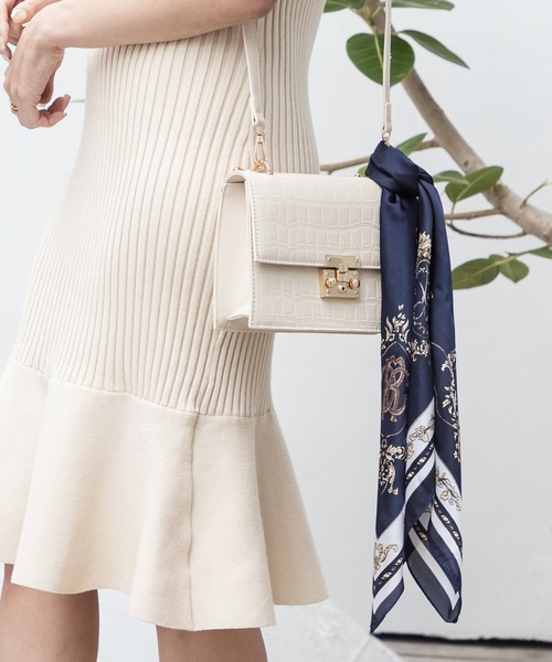 Julia Boutique(ジュリアブティック)の「70×70cmサイズ・ヴィンテージ風サテン生地スカーフ/100014(バンダナ/スカーフ・レディース・I/B/L/H/E/A/P/G/M/O/D/S/N/K/F/C/R/Q/J/T・ONE)」の21枚目の写真