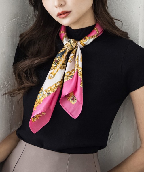 Julia Boutique(ジュリアブティック)の「70×70cmサイズ・ヴィンテージ風サテン生地スカーフ/100014(バンダナ/スカーフ・レディース・I/B/L/H/E/A/P/G/M/O/D/S/N/K/F/C/R/Q/J/T・ONE)」の22枚目の写真