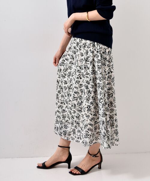 le.coeur blanc(ルクールブラン)の「カットジャガードリーフプリントスカート(スカート・レディース・ブルー系その他4/ホワイト系その他・38/36)」の2枚目の写真