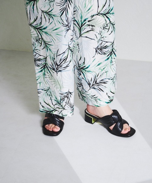 ORiental TRaffic（オリエンタルトラフィック）の「メタリックヒールパデッドサンダル/21229（サンダル・レディース・ブラック/ベージュ/ブルー・LL/3L/SS/S/M/L）」の2枚目の写真