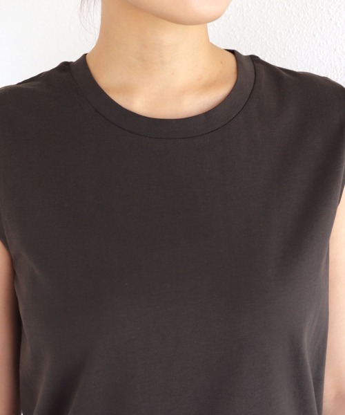 andme（アンドミー）の「【新色追加】コットン天竺ノースリーブトップス（Tシャツ/カットソー・レディース・チャコールグレー/ブラック/グリーン/オフホワイト/テラコッタ/ライム/ラベンダー/ワインレッド/グレイッシュベージュ/グレー/レッド/ネイビー/ライトグリーン/バーガンディー/イエロー系その他・M）」の16枚目の写真