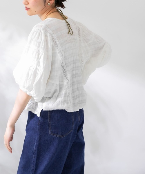 KBF（ケイビーエフ）の「ラウンドハーフスリーブブラウス（シャツ/ブラウス・レディース・ホワイト/ブラック/アイボリー・ONE）」の2枚目の写真