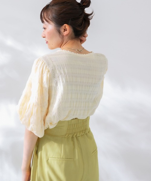 KBF（ケイビーエフ）の「ラウンドハーフスリーブブラウス（シャツ/ブラウス・レディース・ホワイト/ブラック/アイボリー・ONE）」の18枚目の写真