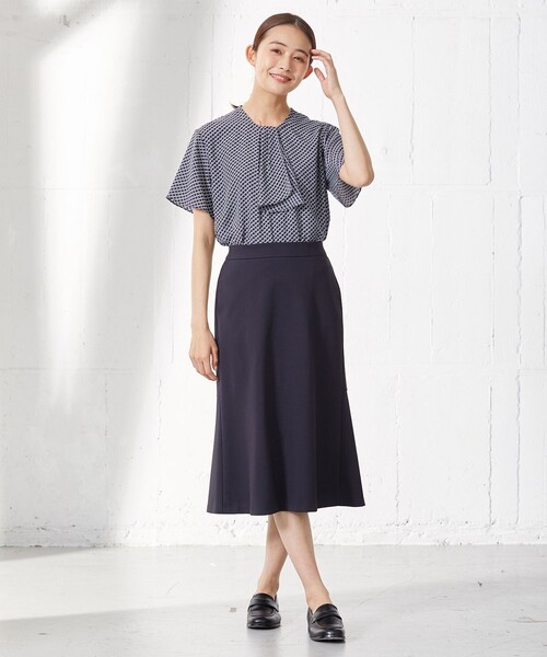 J.PRESS(ジェイプレス)の「【洗える】 パールニット ナローマーメイド スカート(スカート・レディース・グレー系/ネイビー系・T15/T13)」の4枚目の写真