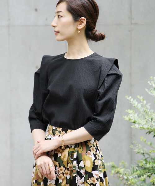 VERMEIL par iena(ヴェルメイユパーイエナ)の「リップルパワーショルダーブラウス(シャツ/ブラウス・レディース・ホワイト/ブラック・38/36)」の2枚目の写真