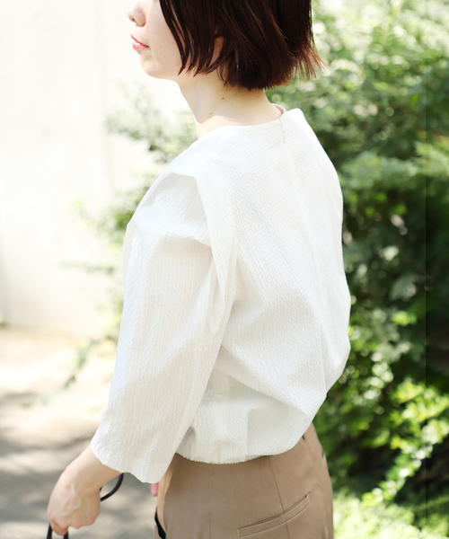 VERMEIL par iena(ヴェルメイユパーイエナ)の「リップルパワーショルダーブラウス(シャツ/ブラウス・レディース・ホワイト/ブラック・38/36)」の9枚目の写真