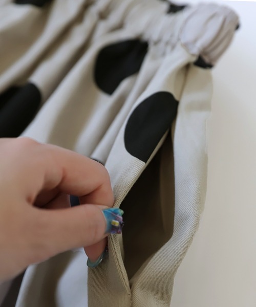 antiqua(アンティカ)の「年中着まわせる。ドット柄フレアスカート(スカート・キッズ・ベージュ/ブラック/ブラック系その他・140/130/160/150)」の9枚目の写真