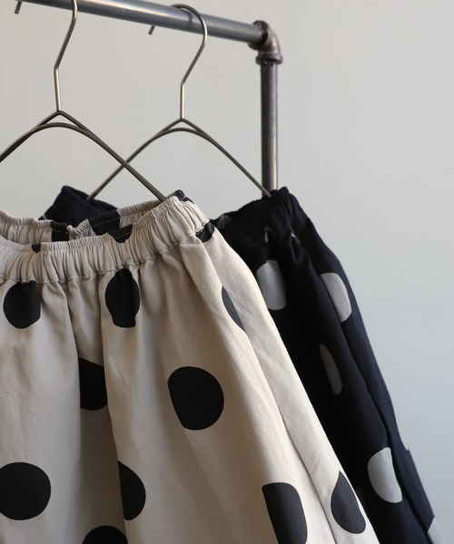 antiqua(アンティカ)の「年中着まわせる。ドット柄フレアスカート(スカート・キッズ・ベージュ/ブラック/ブラック系その他・140/130/160/150)」の4枚目の写真