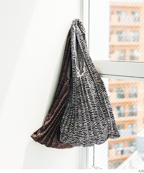 coca（coca）（コカ）の「ゼブラプリーツバッグ（トートバッグ・レディース・A/B・ONE SIZE）」の7枚目の写真