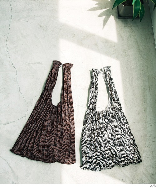 coca（coca）（コカ）の「ゼブラプリーツバッグ（トートバッグ・レディース・A/B・ONE SIZE）」の6枚目の写真