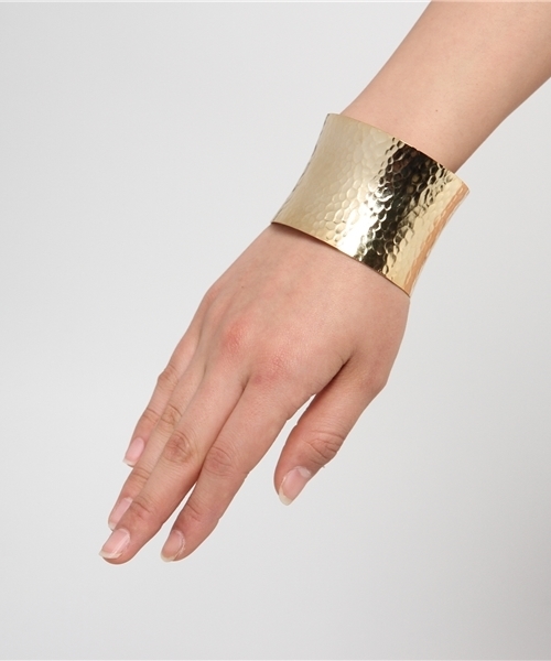 Ray BEAMS（レイビームス）の「a.v.max / 槌目柄 カフバングル（バングル/リストバンド・レディース・シルバー/ゴールド・ONE SIZE）」の5枚目の写真