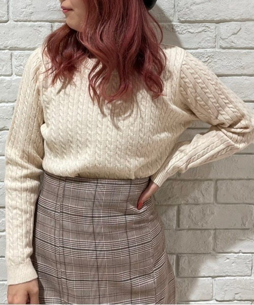 one way（ワンウェイ）の「ショートケーブルニット（ニット/セーター・レディース・ライトグレー/ブラック/ホワイト/レッド・FREE）」の2枚目の写真