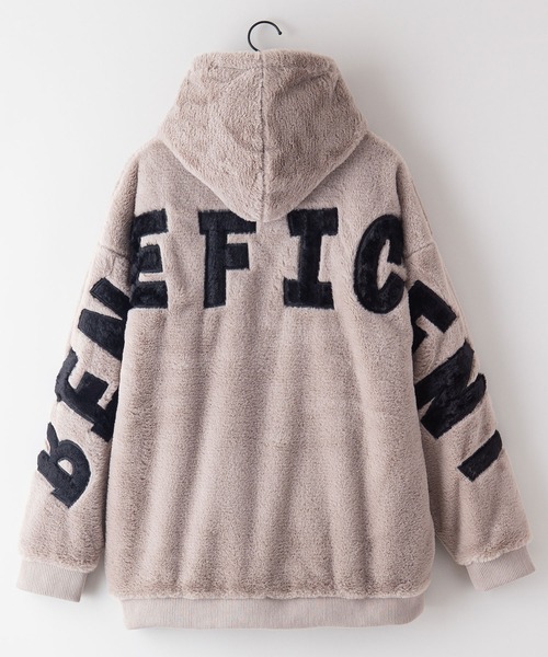 Blue Standard (ブルースタンダード)の「【BLUE STANDARD/ブルースタンダード】フェイクファー エコファー ビッグシルエット ドロップショルダー バックプリント フードジャケット ジップアップパーカー(パーカー・メンズ・ベージュ/ホワイト/ブラック/ブラック系その他・MEDIUM/LARGE/X-LARGE)」の4枚目の写真