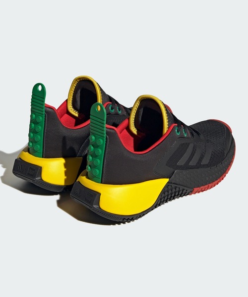 adidas（アディダス）の「adidas スポーツ DNA × LEGO / adidas Sport DNA × LEGO / アディダス（スニーカー・キッズ・ブラック×レッド/イエロー系その他・25.0cm/22.0cm/22.5cm/23.0cm/23.5cm/24.0cm/24.5cm/17.0cm/18cm/19.0cm/20.0cm/21.0cm）」の3枚目の写真