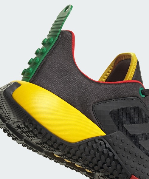 adidas（アディダス）の「adidas スポーツ DNA × LEGO / adidas Sport DNA × LEGO / アディダス（スニーカー・キッズ・ブラック×レッド/イエロー系その他・25.0cm/22.0cm/22.5cm/23.0cm/23.5cm/24.0cm/24.5cm/17.0cm/18cm/19.0cm/20.0cm/21.0cm）」の7枚目の写真
