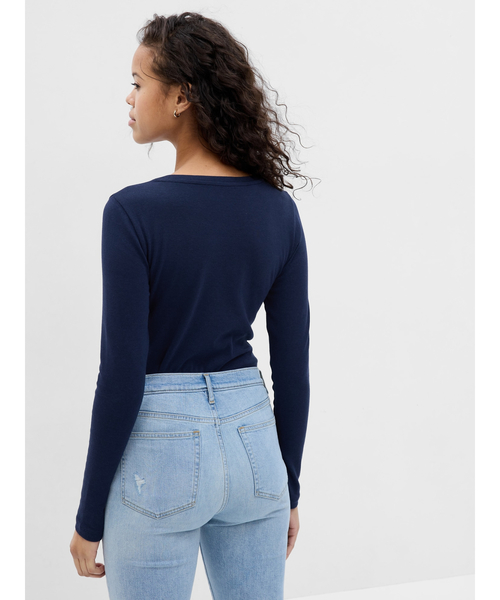 GAP（ギャップ）の「モダンクルーネック長袖Tシャツ（Tシャツ/カットソー・レディース・ホワイト/ネイビー/その他/ブラック/ブルー/ホワイト×ネイビー/ブラック系その他/ブラウン/ブラウン系その他/ホワイト×ブラック・XL/XS/L/S/XXS/M）」の15枚目の写真