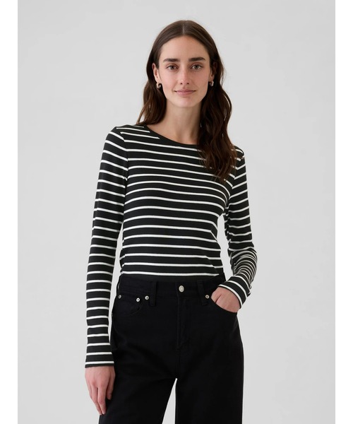 GAP（ギャップ）の「モダンクルーネック長袖Tシャツ（Tシャツ/カットソー・レディース・ホワイト/ネイビー/その他/ブラック/ブルー/ホワイト×ネイビー/ブラック系その他/ブラウン/ブラウン系その他/ホワイト×ブラック・XL/XS/L/S/XXS/M）」の5枚目の写真