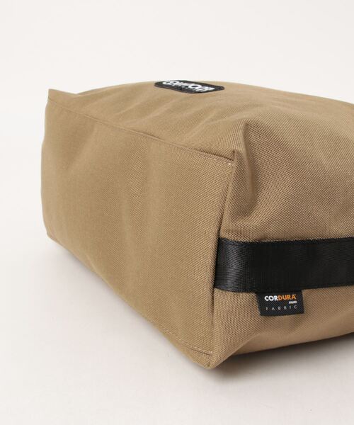 OUTDOOR PRODUCTS(アウトドアプロダクツ)の「NESTOR コーデュラナイロンショルダーバッグ 大容量ポケット ペットボトルホルダー(ショルダーバッグ・メンズ・ブラック/ベージュ・FREE)」の4枚目の写真