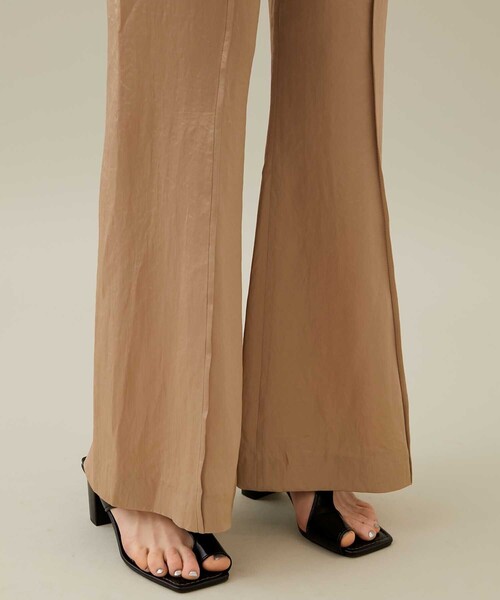 YOHEI OHNO（ヨウヘイオオノ）の「【YOHEI OHNO/ヨウヘイオオノ】アワーベーシックフレアトラウザー（スラックス・レディース・ベージュ/ネイビー・36/38）」の7枚目の写真