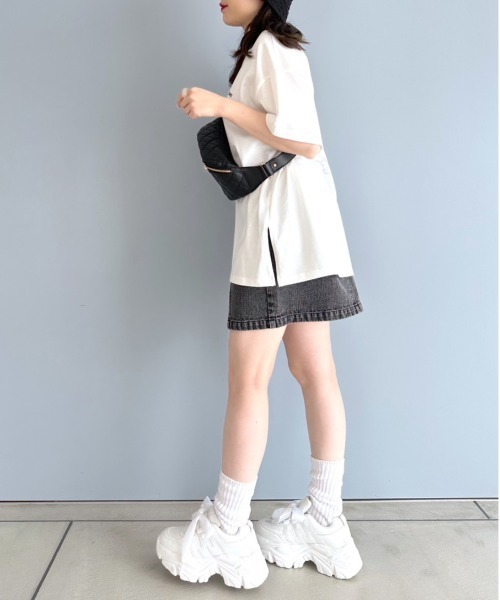OLIVE des OLIVE(オリーブデオリーブ)の「アニピクビッグTシャツ(Tシャツ/カットソー・レディース・アイボリー/オフホワイト/サックスブルー/スミクロ・FREE)」の21枚目の写真