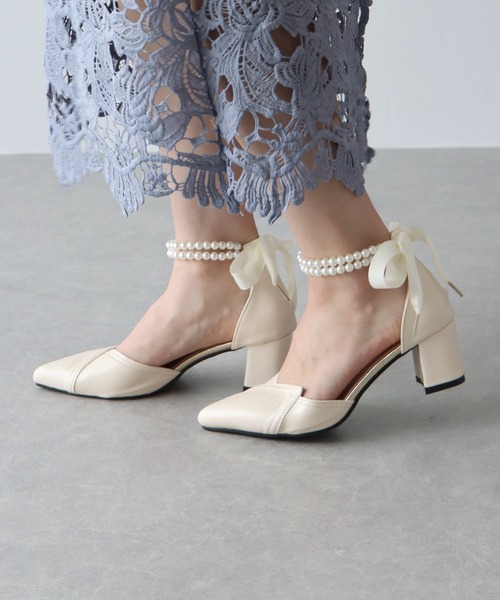 BLUEEAST（ブルーイースト）の「パールアンクレット付パンプス（パンプス・レディース・オフホワイト/ブラック/ベージュ・MEDIUM/LARGE）」の2枚目の写真