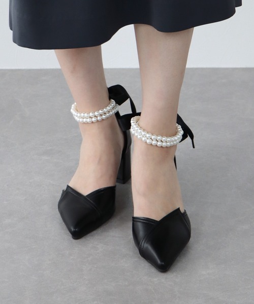 BLUEEAST（ブルーイースト）の「パールアンクレット付パンプス（パンプス・レディース・オフホワイト/ブラック/ベージュ・MEDIUM/LARGE）」の3枚目の写真