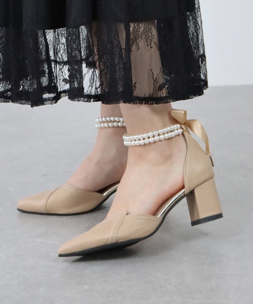 BLUEEAST（ブルーイースト）の「パールアンクレット付パンプス（パンプス・レディース・オフホワイト/ブラック/ベージュ・MEDIUM/LARGE）」の6枚目の写真