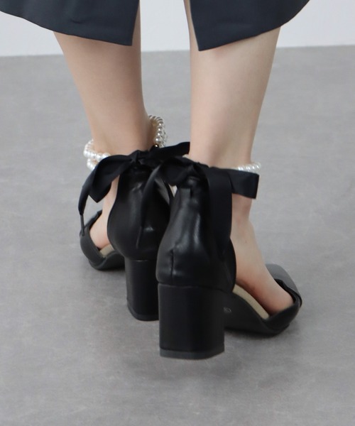 BLUEEAST（ブルーイースト）の「パールアンクレット付パンプス（パンプス・レディース・オフホワイト/ブラック/ベージュ・MEDIUM/LARGE）」の5枚目の写真
