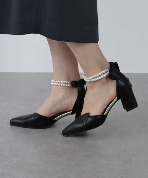 BLUEEAST（ブルーイースト）の「パールアンクレット付パンプス（パンプス・レディース・オフホワイト/ブラック/ベージュ・MEDIUM/LARGE）」の4枚目の写真