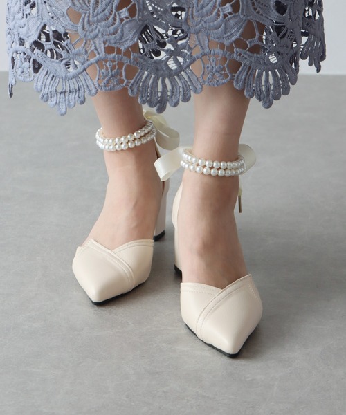 BLUEEAST（ブルーイースト）の「パールアンクレット付パンプス（パンプス・レディース・オフホワイト/ブラック/ベージュ・MEDIUM/LARGE）」の8枚目の写真