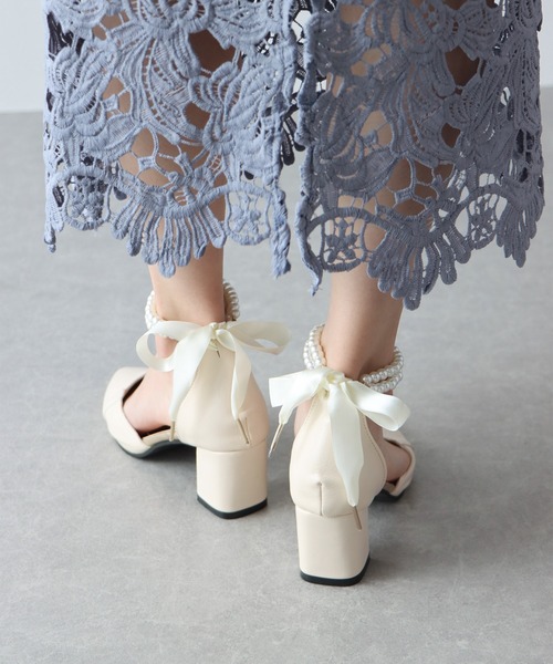 BLUEEAST（ブルーイースト）の「パールアンクレット付パンプス（パンプス・レディース・オフホワイト/ブラック/ベージュ・MEDIUM/LARGE）」の10枚目の写真