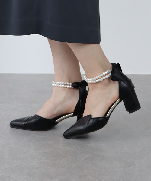 BLUEEAST（ブルーイースト）の「パールアンクレット付パンプス（パンプス・レディース・オフホワイト/ブラック/ベージュ・MEDIUM/LARGE）」の17枚目の写真