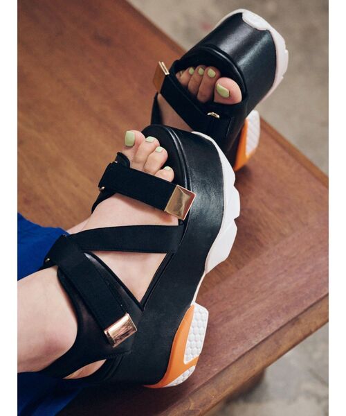 EVRIS（エヴリス）の「【10周年記念】プラットフォームスニーカーサンダル（サンダル・レディース・ホワイト/ブラック・SMALL/MEDIUM/LARGE）」の4枚目の写真