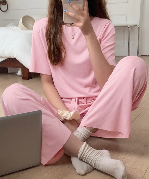 Girly Doll(ガーリードール)の「セットアップ Tシャツ&イージーパンツ 2点セット(ルームウェア/パジャマ・レディース・グリーン/ブルー/ピンク/グレー/ベージュ/ブラック・FREE)」の1枚目の写真