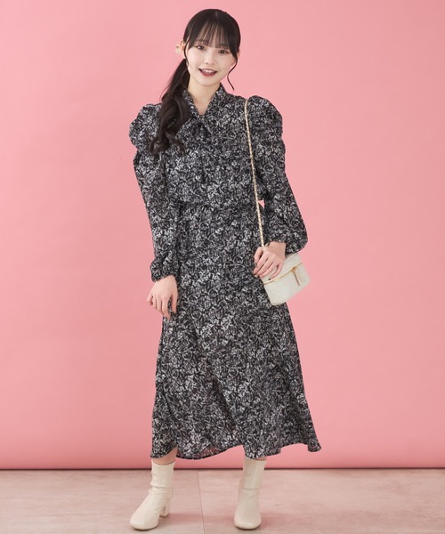 shrita（シュリータ）の「【shrita】総柄ボウタイロングワンピース