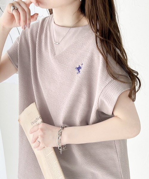 classicalelf(クラシカルエルフ)の「ポコポコ素材で大人フレンチ。オーガニックコットンL混 胸刺繍ネック切替半袖プルオーバー(Tシャツ/カットソー・レディース・モカ/ネイビー/ブラック系その他/ブラック/アイボリー/ピンクベージュ・LARGE/MEDIUM/SMALL/X-LARGE)」の6枚目の写真