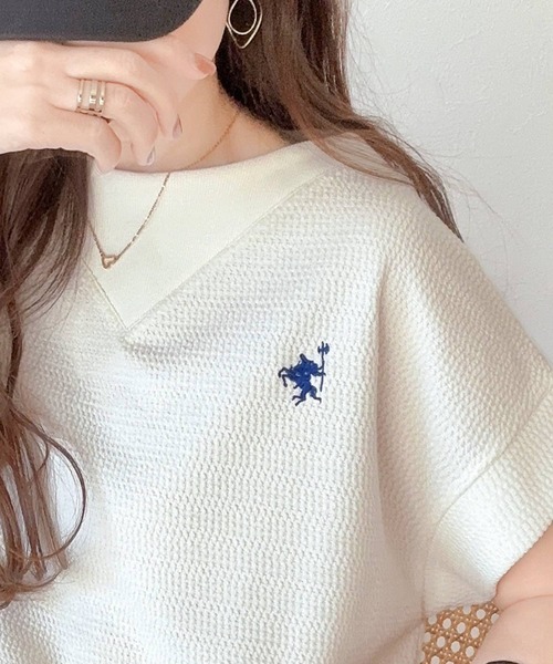 classicalelf(クラシカルエルフ)の「ポコポコ素材で大人フレンチ。オーガニックコットンL混 胸刺繍ネック切替半袖プルオーバー(Tシャツ/カットソー・レディース・モカ/ネイビー/ブラック系その他/ブラック/アイボリー/ピンクベージュ・LARGE/MEDIUM/SMALL/X-LARGE)」の2枚目の写真