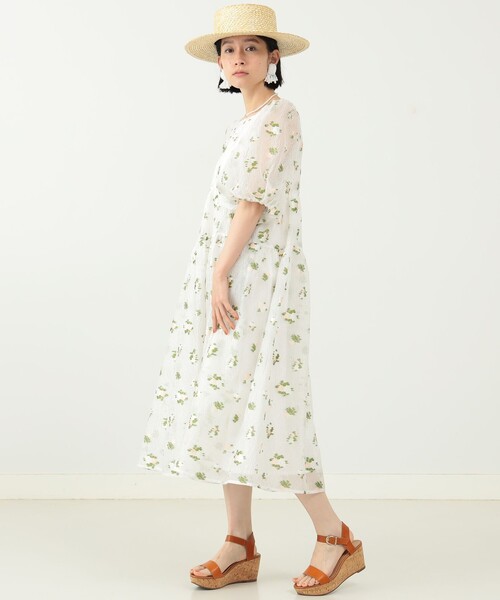 CAROLINA GLASER（カロリナ グレイサー）の「フラワー刺繍シアー