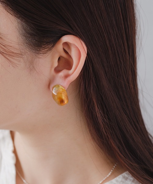 BIRTHDAY BAR(バースデイバー)の「Marble Stone Pierce(ピアス(両耳用)・レディース・ブラウン/グレー/カーキ/アイボリー・フリー)」の4枚目の写真