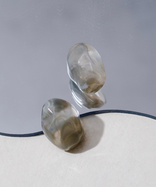 BIRTHDAY BAR(バースデイバー)の「Marble Stone Pierce(ピアス(両耳用)・レディース・ブラウン/グレー/カーキ/アイボリー・フリー)」の3枚目の写真