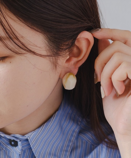 BIRTHDAY BAR(バースデイバー)の「Marble Stone Pierce(ピアス(両耳用)・レディース・ブラウン/グレー/カーキ/アイボリー・フリー)」の2枚目の写真