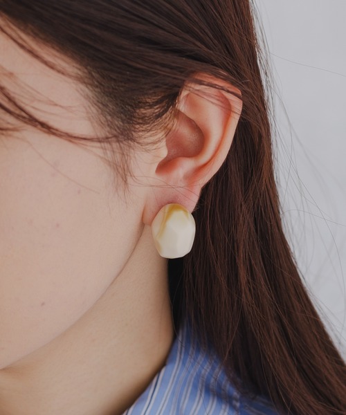 BIRTHDAY BAR(バースデイバー)の「Marble Stone Pierce(ピアス(両耳用)・レディース・ブラウン/グレー/カーキ/アイボリー・フリー)」の5枚目の写真