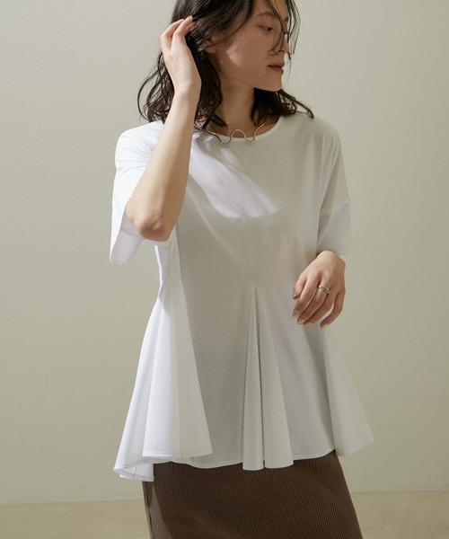 SALON adam et rope'（サロン アダム エ ロペ）の「【雑誌掲載】スウィングフレアーペプラムTシャツ（Tシャツ/カットソー・レディース・ホワイト/ブラック/グレー・FREE）」の2枚目の写真