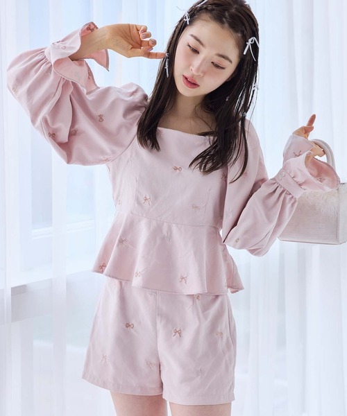 one after another NICE CLAUP（ワンアフターアナザーナイスクラップ）の「刺繍リボンペプラムブラウス/ribbon collection（シャツ/ブラウス・レディース・ブラック/ピンク/オフホワイト・FREE）」の3枚目の写真